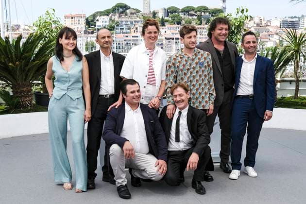 Ramona Fiorini, Luciano Vergaro, Melchiorre Pala, Alice Rohrwacher, Gian Pedro Carpretto, Vincenzo Nemolato, Giuliano Mantovani und Luca Gargiullo beim Photocall zum Kinofilm La Chimera auf dem Festival de Cannes 2023 76. Internationale Filmfestspiele von Cannes am Palais des Festivals. Cannes, 27.05.2023