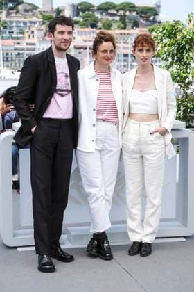 Josh O Connor, Alice Rohrwacher und Carol Duarte beim Photocall zum Kinofilm La Chimera auf dem Festival de Cannes 2023 76. Internationale Filmfestspiele von Cannes am Palais des Festivals. Cannes, 27.05.2023