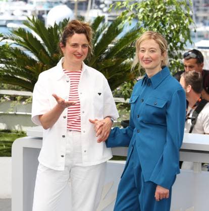 76e Festival International du Film de Cannes. Photocall. 76th Cannes Film Festival. Photocall with cast of the film La chimera . Alice Rohrwacher and Alba Rohrwacher. 292714 2023-05-27 Cannes France  Copyright: xIsabellexVautierx xStarfacex STAR_292714_026