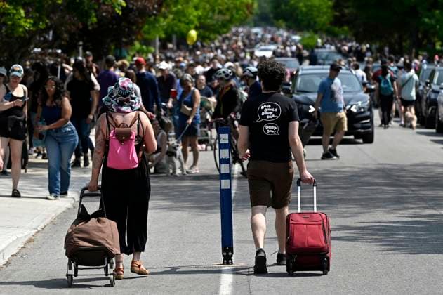 May 27, 2023, Ottawa, ON, CAN: Bargain hunters use rolling bags to bring home their finds at the Great Glebe Garage Sale, in Ottawa, on Saturday, May 27, 2023. The community event draws thousands of people to the Glebe, one of OttawaöÄÃ s heritage neighbourhoods, with vendors donating a percentage proceeds to the Ottawa Food Bank. Ottawa CAN - ZUMAc35_ 20230527_zaf_c35_026 Copyright: xJustinxTangx