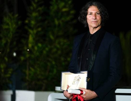 The Palme D Or Winners Photo Call at the 76th Edition of the Cannes Film Festival Director Jonathan Glazer poses with The Grand Prix Award for The Zone of Interest , during the Palme D Or winners photocall at the 76th edition of the Cannes Film Festival, on May 27 2023, in Cannes, France Cannes Palace of Festivals and Congresses of Cannes Cannes France Copyright: xAlexandraxFechetex _ADR2741