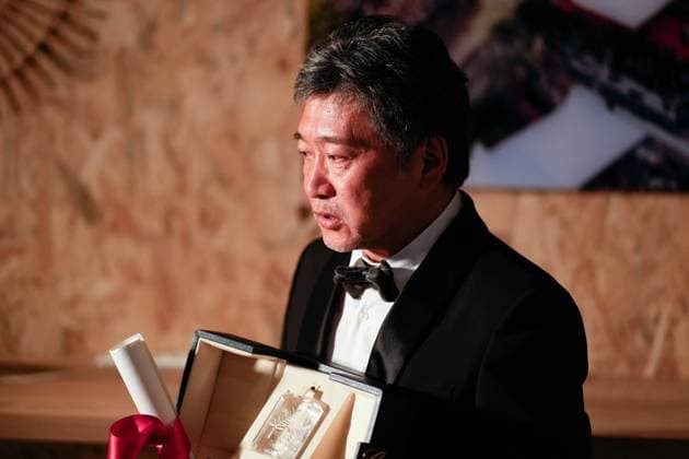 The Palme D Or Winners Photo Call at the 76th Edition of the Cannes Film Festival Director Hirokazu Kore-eda poses with The Award for Best Screenplay for Kaibutsu ( Monster ), during an interview in the Cannes Media Room, at the 76th edition of the Cannes Film Festival, on May 27 2023, in Cannes, France Cannes Palace of Festivals and Congresses of Cannes Cannes France Copyright: xAlexandraxFechetex _ADR4219