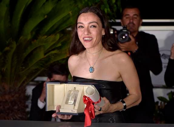 Merve Dizdar holds The Best Actress Award for About Dry Grasses during the Palme D Or winners photocall at the 76th annual Cannes film festival at Palais des Festivals on Saturday, May 27, 2023 in Cannes, France.  CAN20230527211 RoccoxSpaziani