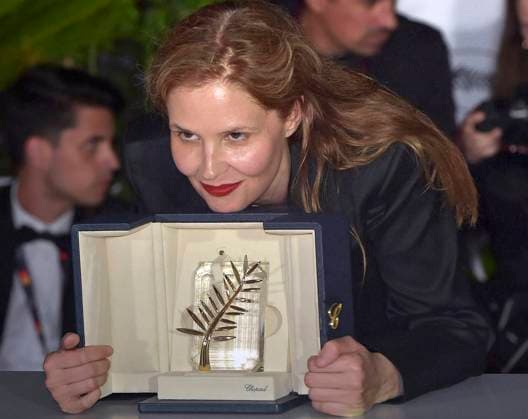 Entertainment Bilder des Tages Justine Triet holds The Palme D Or Award for Anatomy of a Fall during the Palme D Or winners photocall at the 76th annual Cannes film festival at Palais des Festivals on Saturday, May 27, 2023 in Cannes, France.  CAN20230527299 RoccoxSpaziani