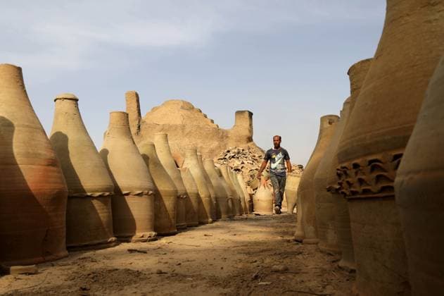 News Themen der Woche KW21 News Bilder des Tages (230528) -- BAGHDAD, May 28, 2023 -- Safaa al-Kawaz, a pottery workshop owner, is pictured at his workshop in the Nahrawan area near Baghdad, Iraq, May 27, 2023. Pottery-making in Iraq has been an enduring profession which is deeply rooted in the civilizations of Mesopotamia. ) IRAQ-BAGHDAD-POTTERY-MAKING KhalilxDawood 