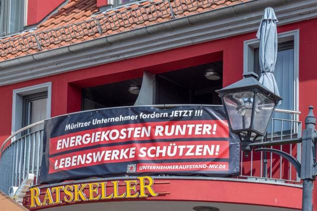 Müritzer Unternehmer fordern: Lebenswerke schützen! - 21.05.2023: Symbolbild: Energiekrise - Müritzer Unternehmer fordern JETZT! Energiekosten runter! Lebenswerke schützen! Unternehmeraufstand.de, 21.05.2023 Waren (Müritz) Müritzstraße 18 Mecklenburg-Vorpommern Deutschland *** Müritz entrepreneurs demand life works protect 21 05 2023 symbol picture energy crisis Müritz entrepreneurs demand NOW energy costs down life works protect entrepreneur uprising de, 21 05 2023 Waren Müritz Müritzstraße 18 Mecklenburg Vorpommern Germany