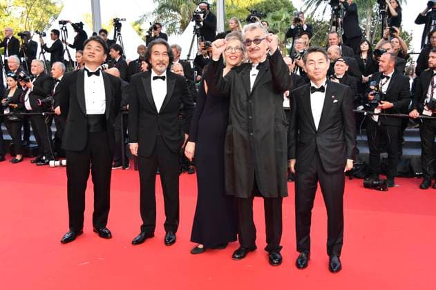 Takuma Takasaki, Koji Yakusho, Donata Wenders, Wim Wenders und Koji Yanai bei der Abschlussveranstaltung mit der Premiere des Animationsfilms Elemental auf dem Festival de Cannes 2023 76. Internationale Filmfestspiele von Cannes im Palais des Festivals. Cannes, 27.05.2023