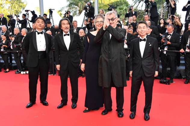 Takuma Takasaki, Koji Yakusho, Donata Wenders, Wim Wenders und Koji Yanai bei der Abschlussveranstaltung mit der Premiere des Animationsfilms Elemental auf dem Festival de Cannes 2023 76. Internationale Filmfestspiele von Cannes im Palais des Festivals. Cannes, 27.05.2023