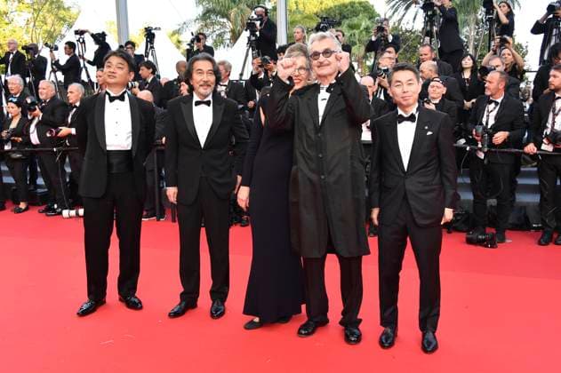 Takuma Takasaki, Koji Yakusho, Donata Wenders, Wim Wenders und Koji Yanai bei der Abschlussveranstaltung mit der Premiere des Animationsfilms Elemental auf dem Festival de Cannes 2023 76. Internationale Filmfestspiele von Cannes im Palais des Festivals. Cannes, 27.05.2023