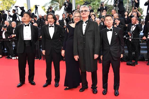 Takuma Takasaki, Koji Yakusho, Donata Wenders, Wim Wenders und Koji Yanai bei der Abschlussveranstaltung mit der Premiere des Animationsfilms Elemental auf dem Festival de Cannes 2023 76. Internationale Filmfestspiele von Cannes im Palais des Festivals. Cannes, 27.05.2023