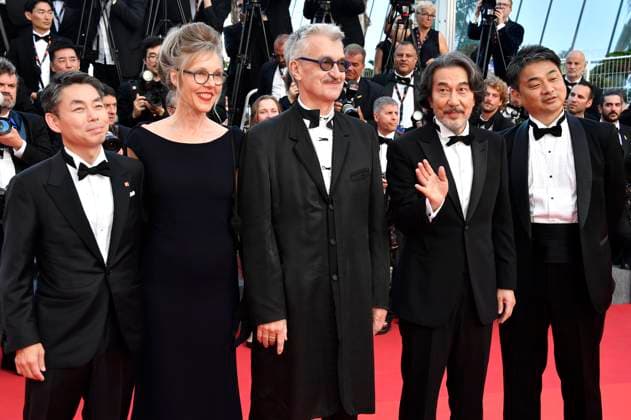 Koji Yanai, Donata Wenders, Wim Wenders, Koji Yakusho und Takuma Takasaki bei der Abschlussveranstaltung mit der Premiere des Animationsfilms Elemental auf dem Festival de Cannes 2023 76. Internationale Filmfestspiele von Cannes im Palais des Festivals. Cannes, 27.05.2023