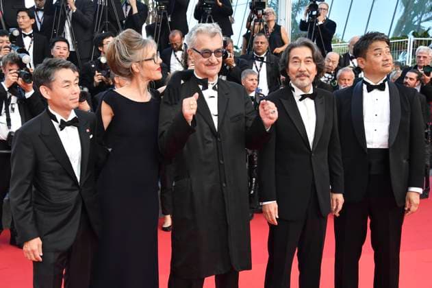 Koji Yanai, Donata Wenders, Wim Wenders, Koji Yakusho und Takuma Takasaki bei der Abschlussveranstaltung mit der Premiere des Animationsfilms Elemental auf dem Festival de Cannes 2023 76. Internationale Filmfestspiele von Cannes im Palais des Festivals. Cannes, 27.05.2023
