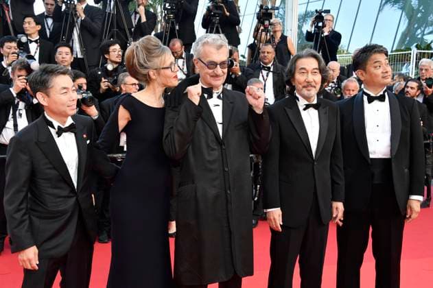 Koji Yanai, Donata Wenders, Wim Wenders, Koji Yakusho und Takuma Takasaki bei der Abschlussveranstaltung mit der Premiere des Animationsfilms Elemental auf dem Festival de Cannes 2023 76. Internationale Filmfestspiele von Cannes im Palais des Festivals. Cannes, 27.05.2023