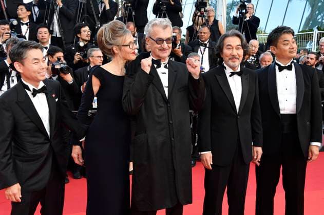Koji Yanai, Donata Wenders, Wim Wenders, Koji Yakusho und Takuma Takasaki bei der Abschlussveranstaltung mit der Premiere des Animationsfilms Elemental auf dem Festival de Cannes 2023 76. Internationale Filmfestspiele von Cannes im Palais des Festivals. Cannes, 27.05.2023