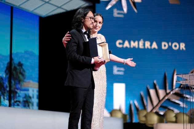 Anais Demoustier und Pham Thien An mit der Goldenen Kamera für Inside the Yellow Cocoon Shell bei der Preisverleihung auf dem Festival de Cannes 2023 76. Internationale Filmfestspiele von Cannes am Palais des Festivals. Cannes, 27.05.2023