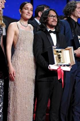 Anais Demoustier und Pham Thien An mit der Goldenen Kamera für Inside the Yellow Cocoon Shell bei der Preisverleihung auf dem Festival de Cannes 2023 76. Internationale Filmfestspiele von Cannes am Palais des Festivals. Cannes, 27.05.2023