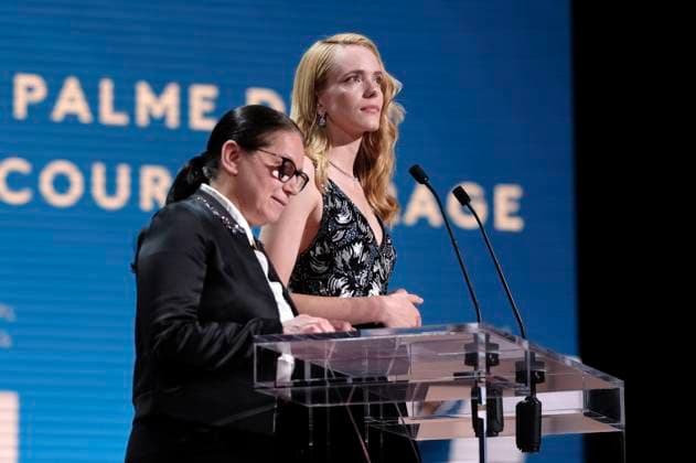 Ildiku Enyedi und Stacy Martin bei der Preisverleihung auf dem Festival de Cannes 2023 76. Internationale Filmfestspiele von Cannes am Palais des Festivals. Cannes, 27.05.2023