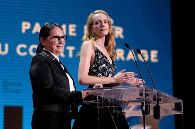 Ildiku Enyedi und Stacy Martin bei der Preisverleihung auf dem Festival de Cannes 2023 76. Internationale Filmfestspiele von Cannes am Palais des Festivals. Cannes, 27.05.2023