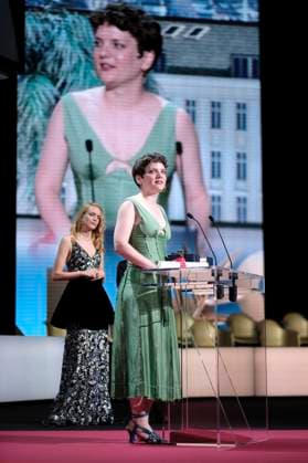 Stacy Martin, Flora Anna Buda mit der Gioldenen Palme für den besten Kurzfilm 27 bei der Preisverleihung auf dem Festival de Cannes 2023 76. Internationale Filmfestspiele von Cannes am Palais des Festivals. Cannes, 27.05.2023