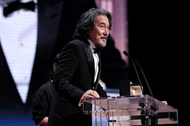 Koji Yakusho mit dem Preis für den besten Darsteller in Perfect Days bei der Preisverleihung auf dem Festival de Cannes 2023 76. Internationale Filmfestspiele von Cannes am Palais des Festivals. Cannes, 27.05.2023