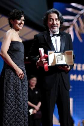 Zar Amir Ebrahimi und Koji Yakusho mit dem Preis für den besten Darsteller in Perfect Days bei der Preisverleihung auf dem Festival de Cannes 2023 76. Internationale Filmfestspiele von Cannes am Palais des Festivals. Cannes, 27.05.2023