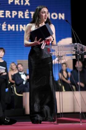 Merve Dizdar mit dem Preis für die beste Darstellerin in Kuru Otlar Üstüne bei der Preisverleihung auf dem Festival de Cannes 2023 76. Internationale Filmfestspiele von Cannes am Palais des Festivals. Cannes, 27.05.2023