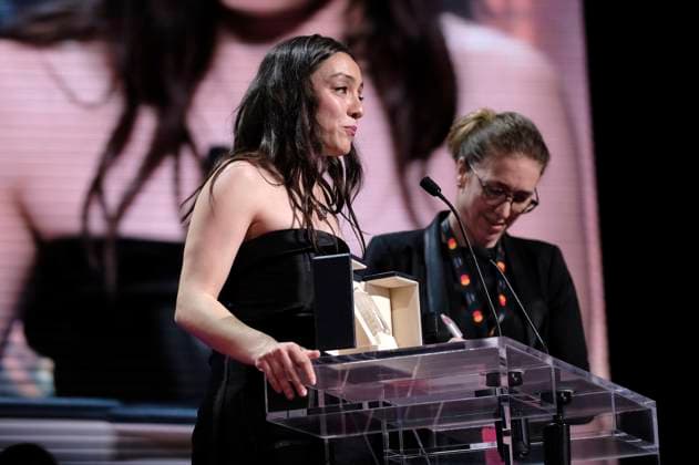 Merve Dizdar mit dem Preis für die beste Darstellerin in Kuru Otlar Üstüne bei der Preisverleihung auf dem Festival de Cannes 2023 76. Internationale Filmfestspiele von Cannes am Palais des Festivals. Cannes, 27.05.2023