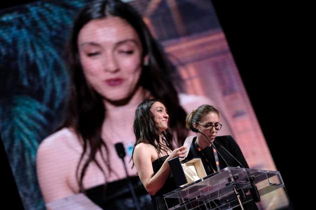 Merve Dizdar mit dem Preis für die beste Darstellerin in Kuru Otlar Üstüne bei der Preisverleihung auf dem Festival de Cannes 2023 76. Internationale Filmfestspiele von Cannes am Palais des Festivals. Cannes, 27.05.2023