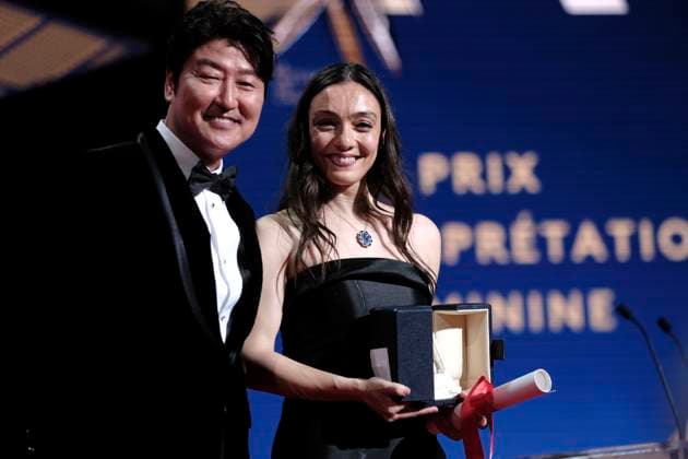Song Kang-ho und Merve Dizdar mit dem Preis für die beste Darstellerin in Kuru Otlar Üstüne bei der Preisverleihung auf dem Festival de Cannes 2023 76. Internationale Filmfestspiele von Cannes am Palais des Festivals. Cannes, 27.05.2023
