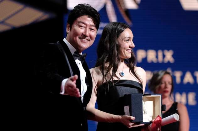 Song Kang-ho und Merve Dizdar mit dem Preis für die beste Darstellerin in Kuru Otlar Üstüne bei der Preisverleihung auf dem Festival de Cannes 2023 76. Internationale Filmfestspiele von Cannes am Palais des Festivals. Cannes, 27.05.2023