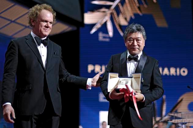 John C. Reilly und Hirokazu Koreeda mit der Queer pPalm für Monster bei der Preisverleihung auf dem Festival de Cannes 2023 76. Internationale Filmfestspiele von Cannes am Palais des Festivals. Cannes, 27.05.2023