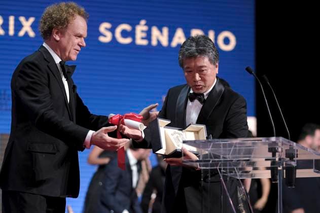 John C. Reilly und Hirokazu Koreeda mit der Queer pPalm für Monster bei der Preisverleihung auf dem Festival de Cannes 2023 76. Internationale Filmfestspiele von Cannes am Palais des Festivals. Cannes, 27.05.2023