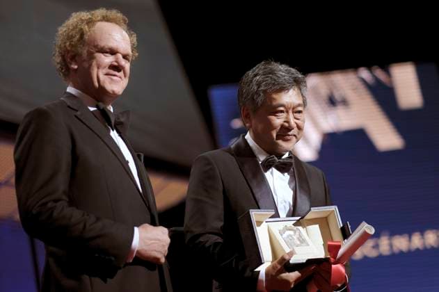 John C. Reilly und Hirokazu Koreeda mit der Queer pPalm für Monster bei der Preisverleihung auf dem Festival de Cannes 2023 76. Internationale Filmfestspiele von Cannes am Palais des Festivals. Cannes, 27.05.2023