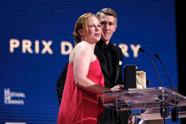Alma Pöysti und Jussi Vatanen mit dem Preis für Fallen Leaves stellvertretend für Aki Kaurismäki bei der Preisverleihung auf dem Festival de Cannes 2023 76. Internationale Filmfestspiele von Cannes am Palais des Festivals. Cannes, 27.05.2023