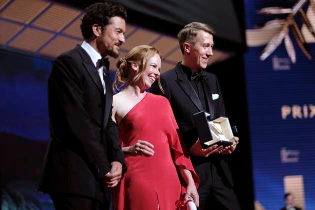 Orlando Bloom, Alma Pöysti und Jussi Vatanen mit dem Preis für Fallen Leaves stellvertretend für Aki Kaurismäki bei der Preisverleihung auf dem Festival de Cannes 2023 76. Internationale Filmfestspiele von Cannes am Palais des Festivals. Cannes, 27.05.2023