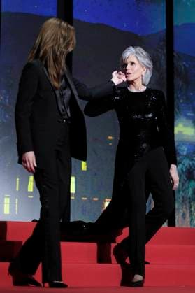 Justine Triet und Jane Fonda bei der Preisverleihung auf dem Festival de Cannes 2023 76. Internationale Filmfestspiele von Cannes am Palais des Festivals. Cannes, 27.05.2023