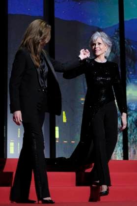 Justine Triet und Jane Fonda bei der Preisverleihung auf dem Festival de Cannes 2023 76. Internationale Filmfestspiele von Cannes am Palais des Festivals. Cannes, 27.05.2023