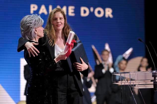 Jane Fonda und Justine Triet bei der Preisverleihung auf dem Festival de Cannes 2023 76. Internationale Filmfestspiele von Cannes am Palais des Festivals. Cannes, 27.05.2023