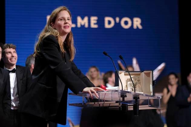 Justine Triet mit der Goldenen Palme für den besten Film Anatomie d™une chute bei der Preisverleihung auf dem Festival de Cannes 2023 76. Internationale Filmfestspiele von Cannes am Palais des Festivals. Cannes, 27.05.2023