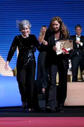 Jane Fonda und Justine Triet mit der Goldenen Palme für den besten Film Anatomie d™une chute bei der Preisverleihung auf dem Festival de Cannes 2023 76. Internationale Filmfestspiele von Cannes am Palais des Festivals. Cannes, 27.05.2023