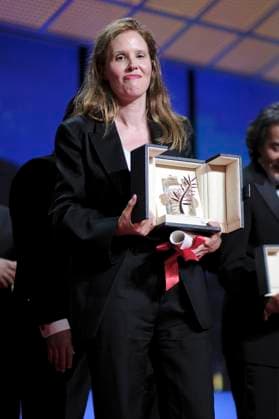 Justine Triet mit der Goldenen Palme für den besten Film Anatomie d™une chute bei der Preisverleihung auf dem Festival de Cannes 2023 76. Internationale Filmfestspiele von Cannes am Palais des Festivals. Cannes, 27.05.2023