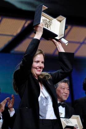 Justine Triet mit der Goldenen Palme für den besten Film Anatomie d™une chute bei der Preisverleihung auf dem Festival de Cannes 2023 76. Internationale Filmfestspiele von Cannes am Palais des Festivals. Cannes, 27.05.2023