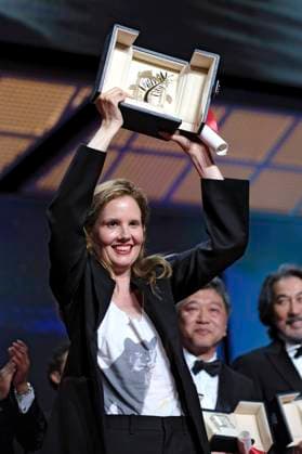 Justine Triet mit der Goldenen Palme für den besten Film Anatomie d™une chute bei der Preisverleihung auf dem Festival de Cannes 2023 76. Internationale Filmfestspiele von Cannes am Palais des Festivals. Cannes, 27.05.2023