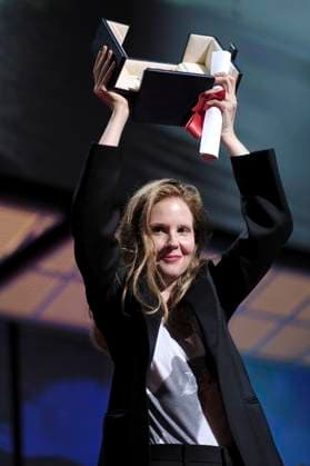 Justine Triet mit der Goldenen Palme für den besten Film Anatomie d™une chute bei der Preisverleihung auf dem Festival de Cannes 2023 76. Internationale Filmfestspiele von Cannes am Palais des Festivals. Cannes, 27.05.2023
