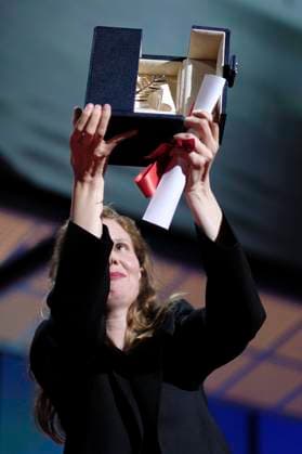 Justine Triet mit der Goldenen Palme für den besten Film Anatomie d™une chute bei der Preisverleihung auf dem Festival de Cannes 2023 76. Internationale Filmfestspiele von Cannes am Palais des Festivals. Cannes, 27.05.2023
