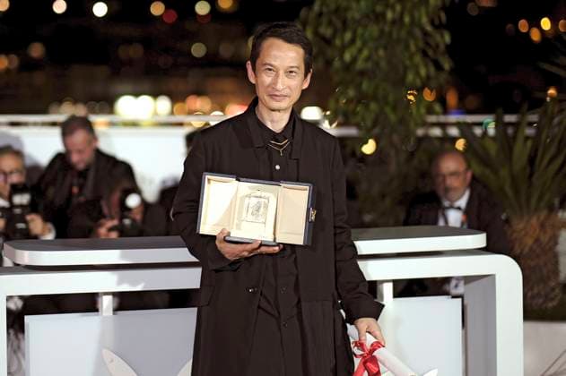Tran Anh Hung mit dem Preis für die beste Regie bei La passion de Dodin Bouffant beim Photocall mit den Preisträgern auf dem Festival de Cannes 2023 76. Internationale Filmfestspiele von Cannes am Palais des Festivals. Cannes, 27.05.2023