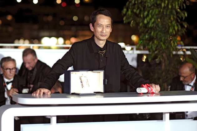 Tran Anh Hung mit dem Preis für die beste Regie bei La passion de Dodin Bouffant beim Photocall mit den Preisträgern auf dem Festival de Cannes 2023 76. Internationale Filmfestspiele von Cannes am Palais des Festivals. Cannes, 27.05.2023