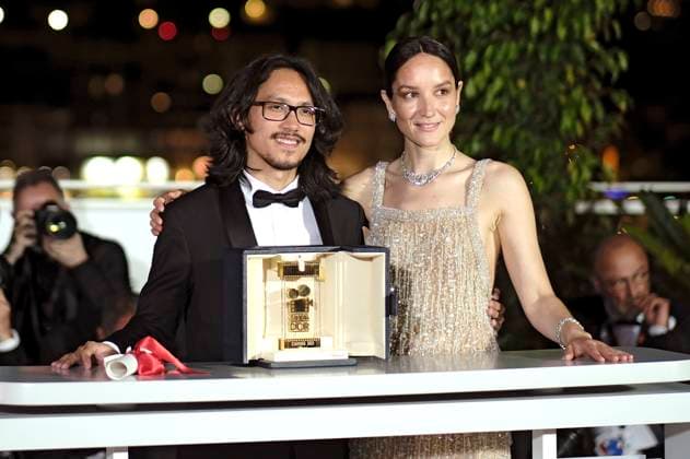 Pham Thien An mit der Goldenen Kamera für Inside the Yellow Cocoon Shell und Anais Demoustier beim Photocall mit den Preisträgern auf dem Festival de Cannes 2023 76. Internationale Filmfestspiele von Cannes am Palais des Festivals. Cannes, 27.05.2023