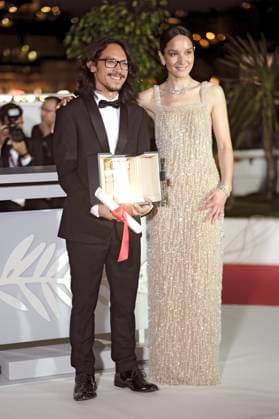 Pham Thien An mit der Goldenen Kamera für Inside the Yellow Cocoon Shell und Anais Demoustier beim Photocall mit den Preisträgern auf dem Festival de Cannes 2023 76. Internationale Filmfestspiele von Cannes am Palais des Festivals. Cannes, 27.05.2023