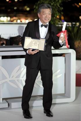 Hirokazu Koreeda mit der Queer Palm für Monster beim Photocall mit den Preisträgern auf dem Festival de Cannes 2023 76. Internationale Filmfestspiele von Cannes am Palais des Festivals. Cannes, 27.05.2023